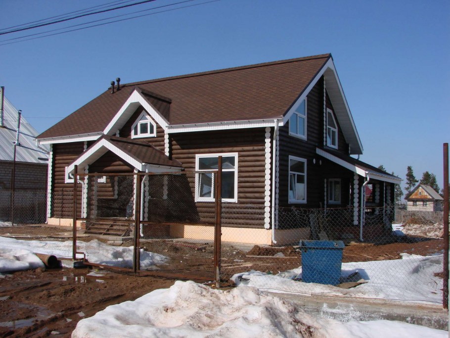 Коричневый деревянный дом