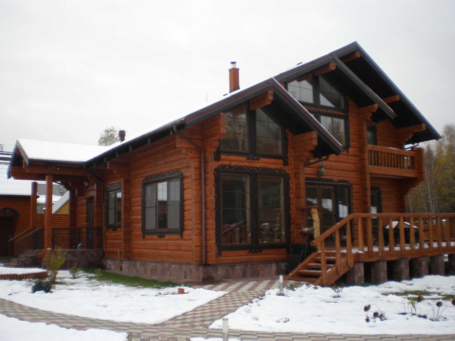 Деревянный дом с темными окнами