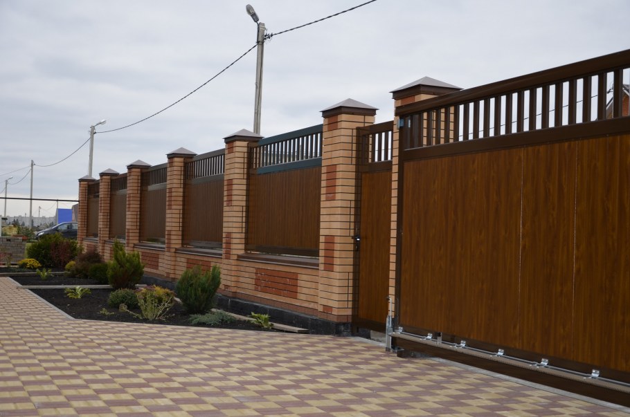 Красивый комбинированный забор