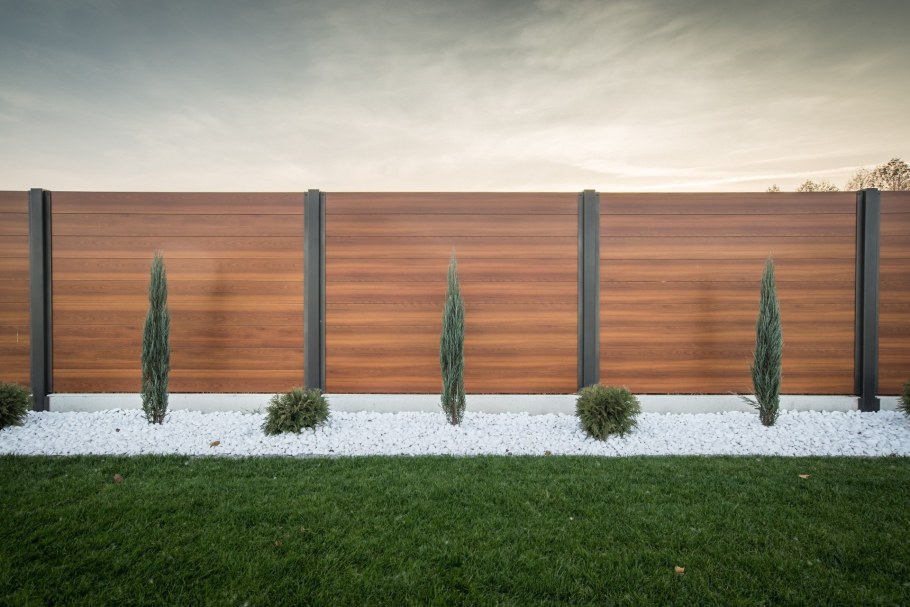 Современный деревянный забор