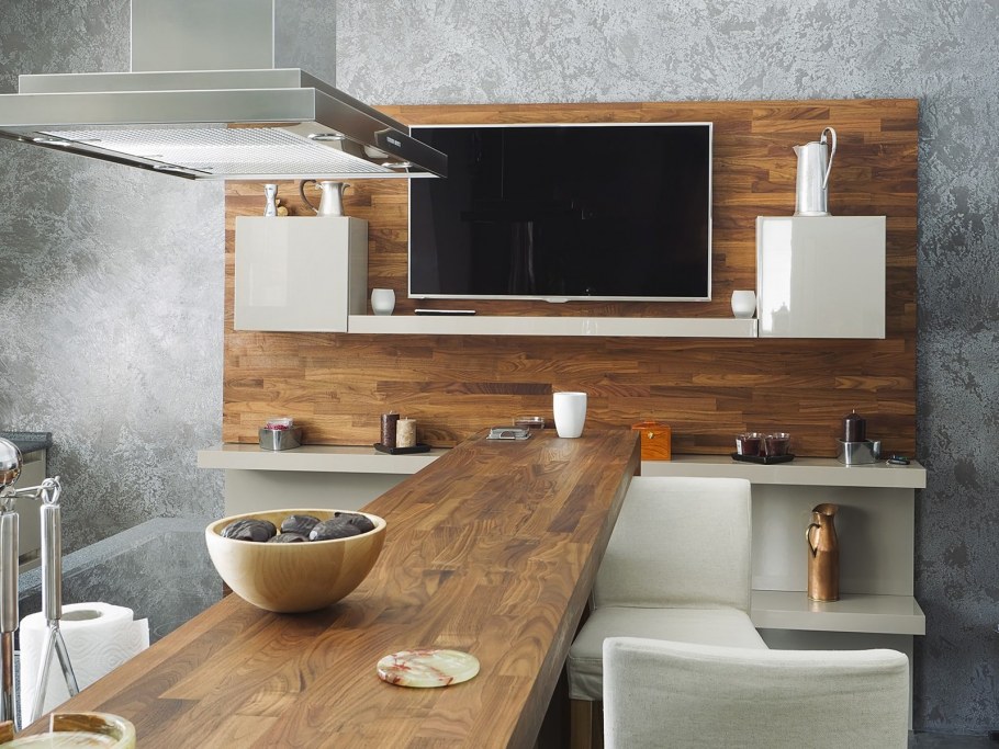 Телевизор на кухонной стене