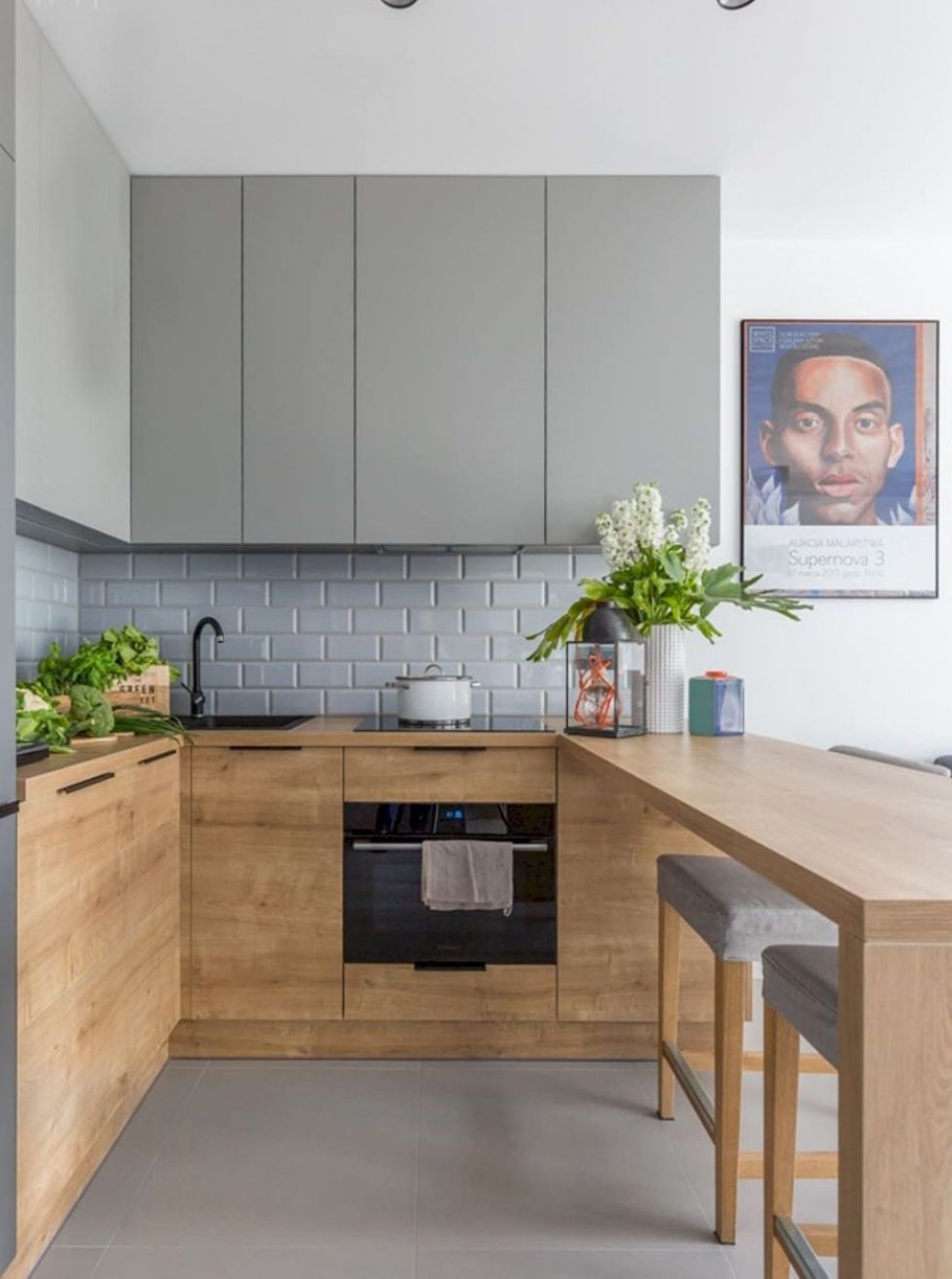 Кухня под дерево с серой столешницей