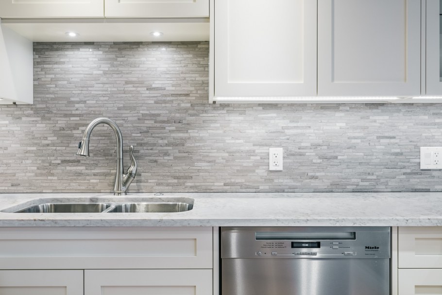 Кухня с серым фартуком из плитки