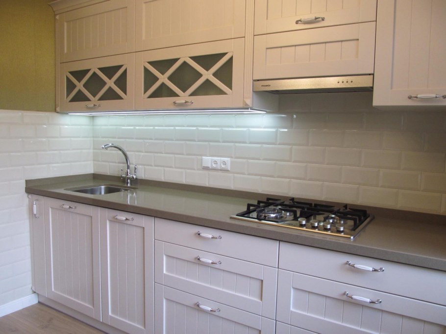 Фартук для светлой кухни