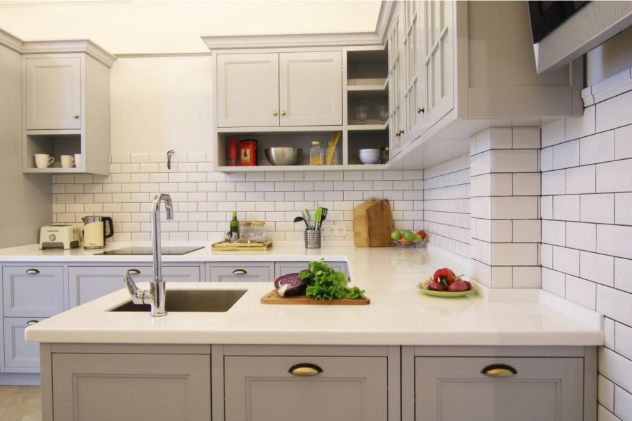 Кирпичный фартук в классической кухне