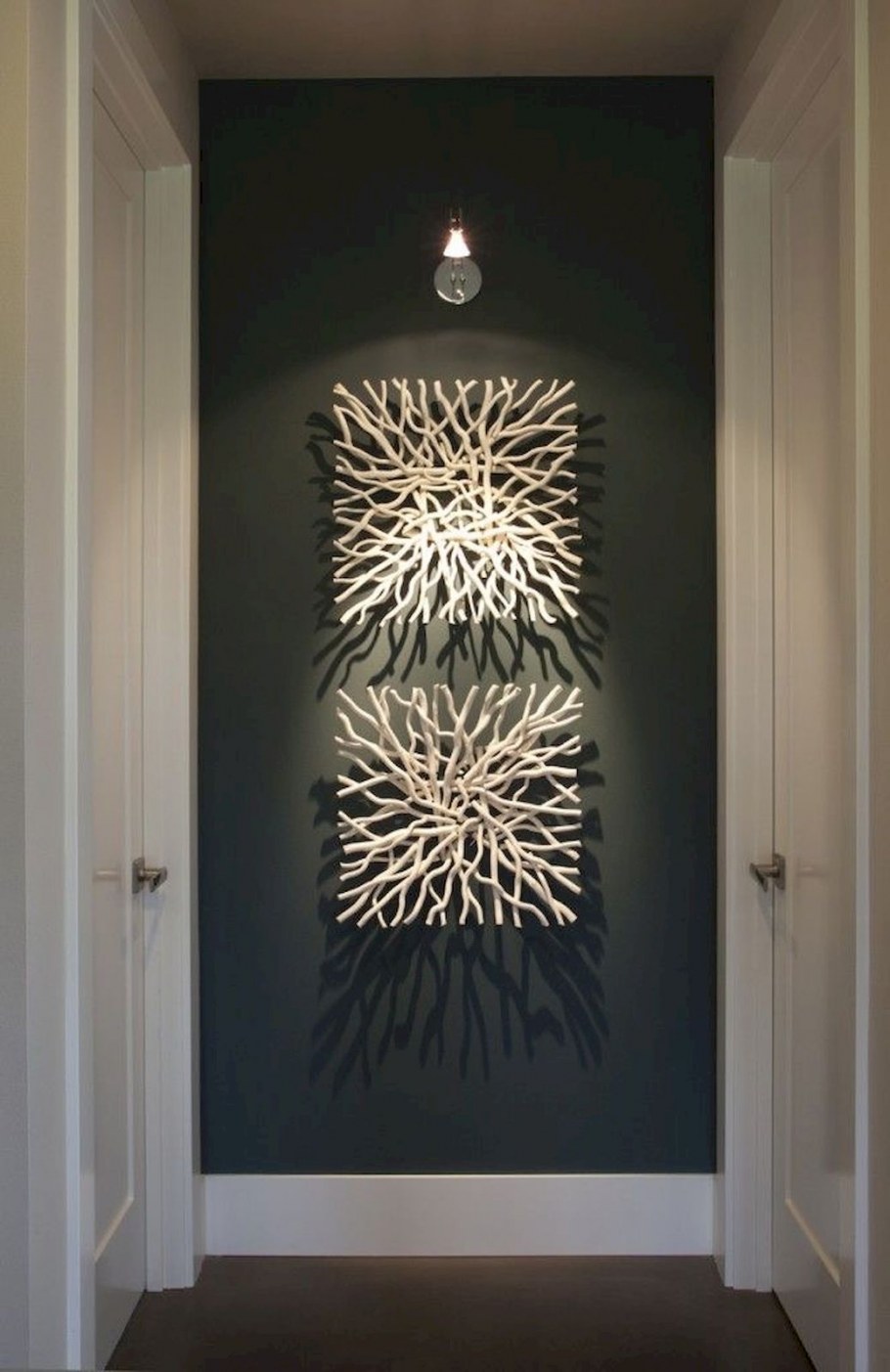 Декор стен в прихожей