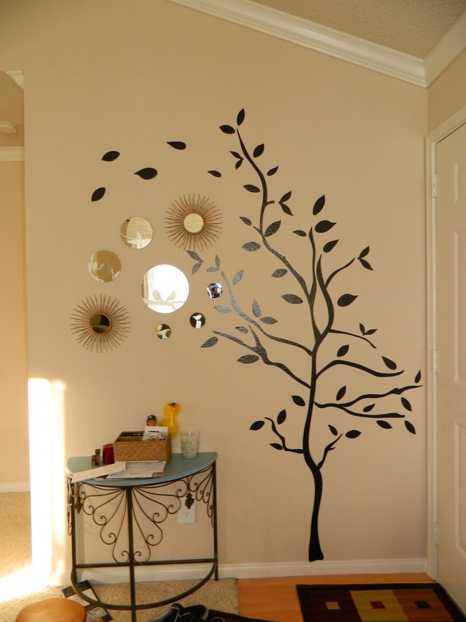 Украшение стены в коридоре