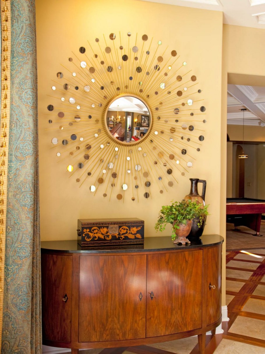 Декор стен в прихожей