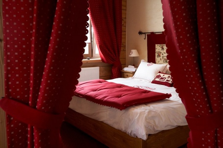 Бордовая кровать в спальной