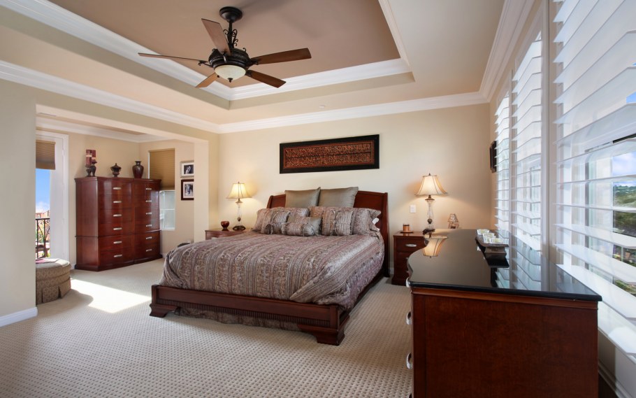 Пустая спальня с люстрой