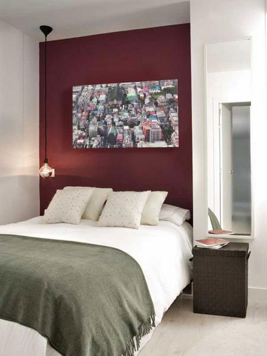 Бордовые стены в спальне