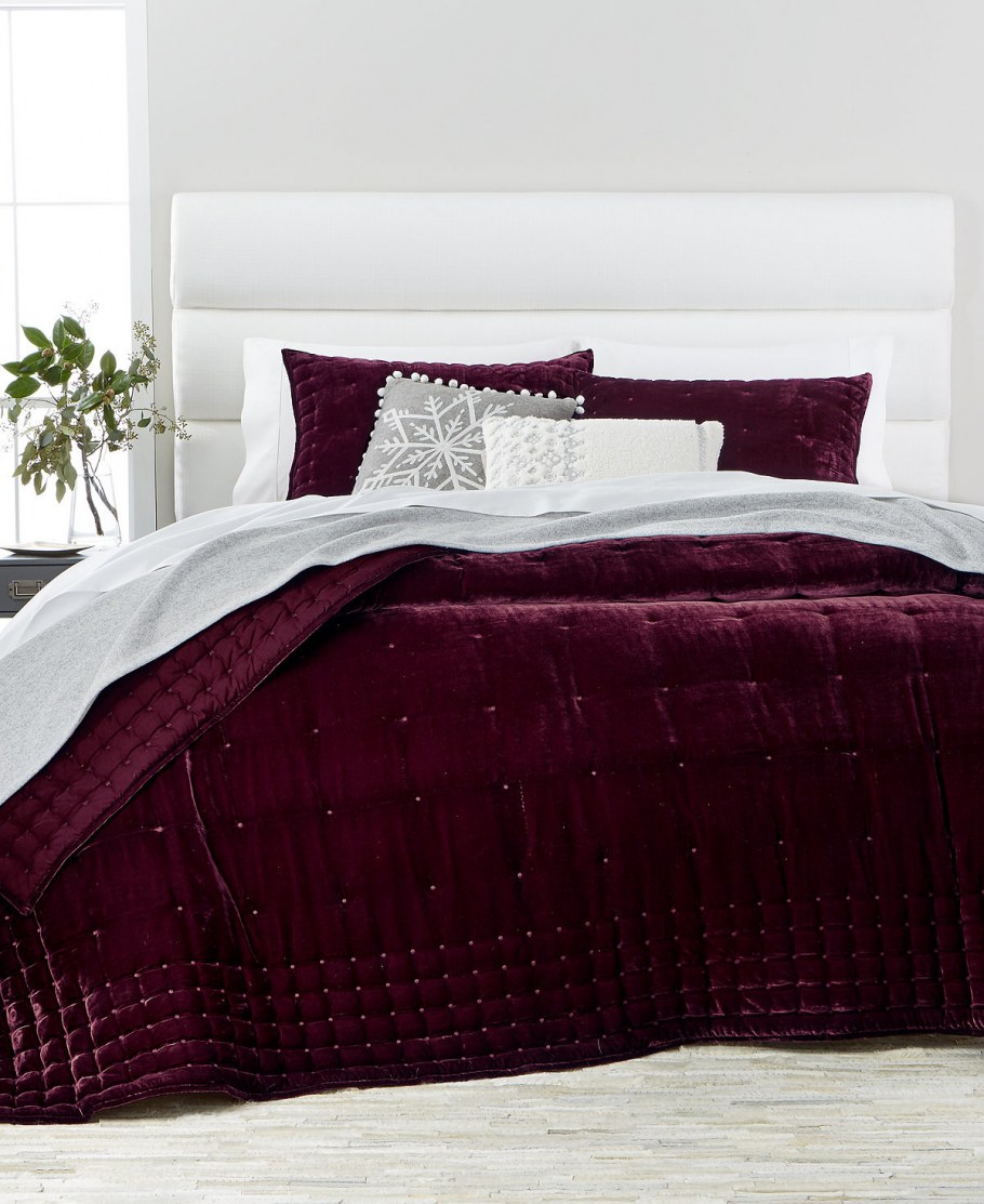 Бордовая кровать