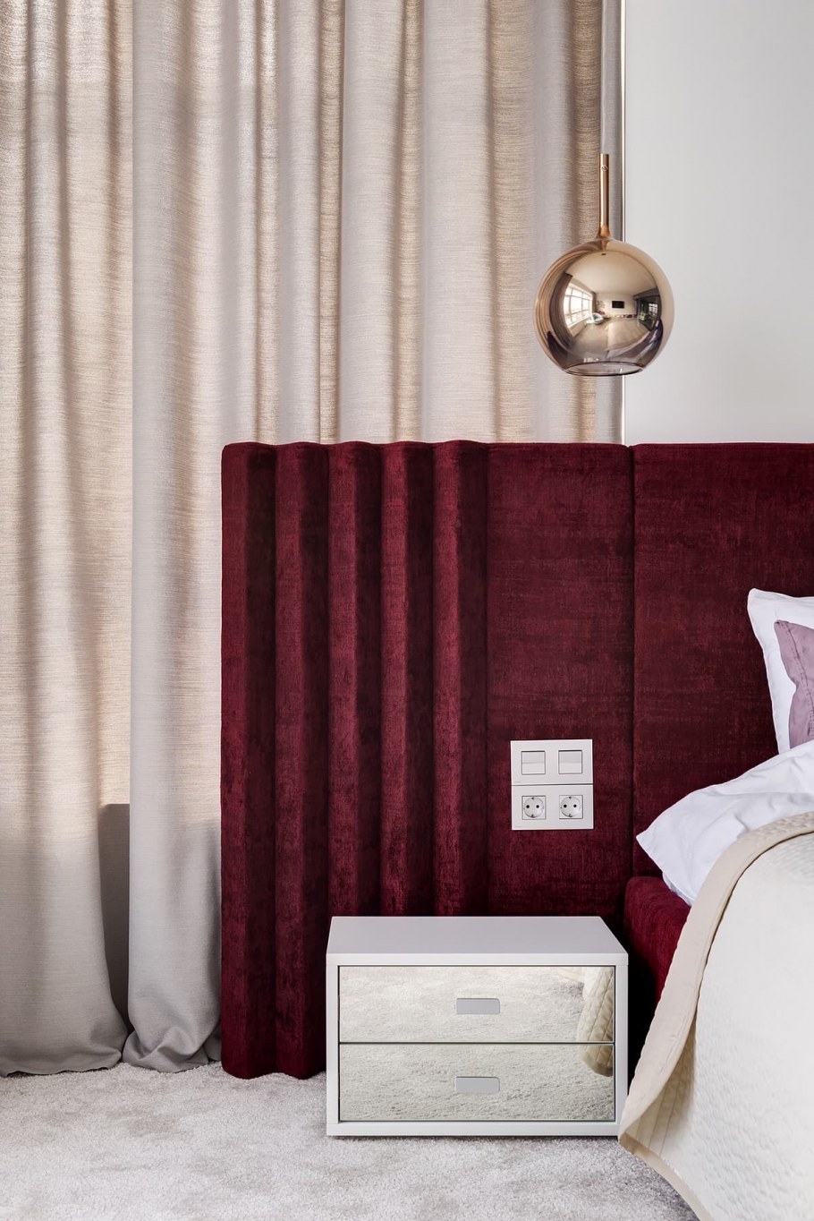 Кровать бордового цвета