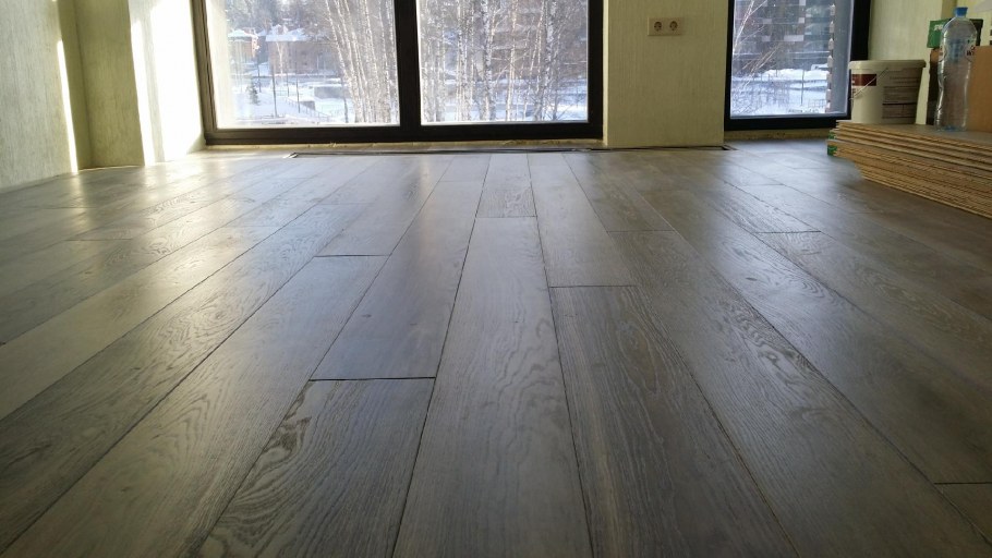 Черный деревянный пол