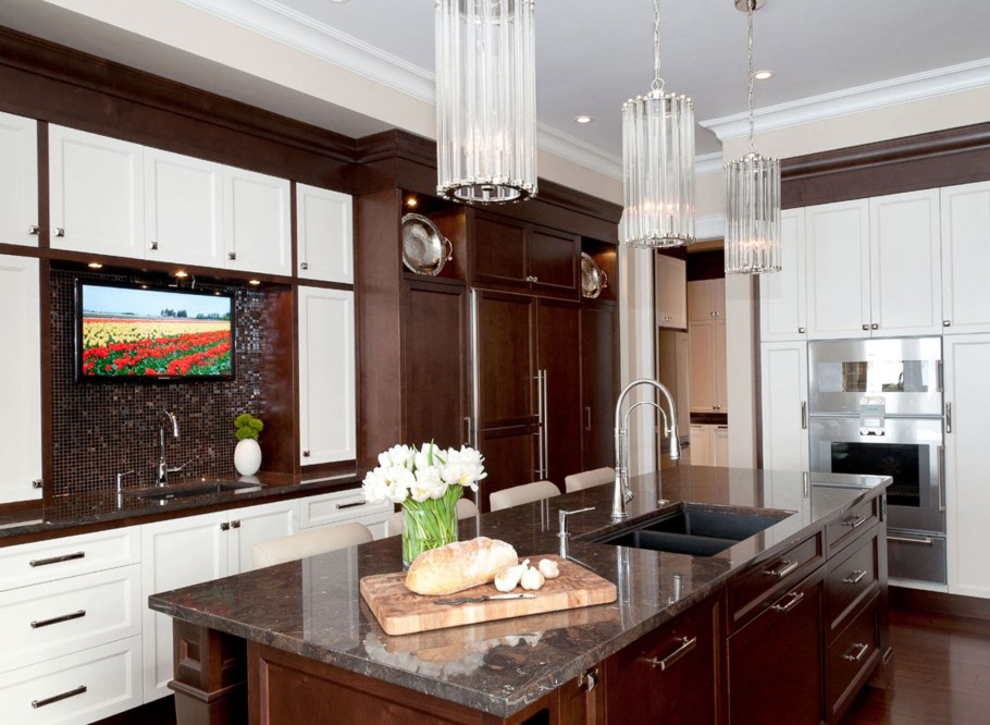 Кухня в бело коричневых тонах