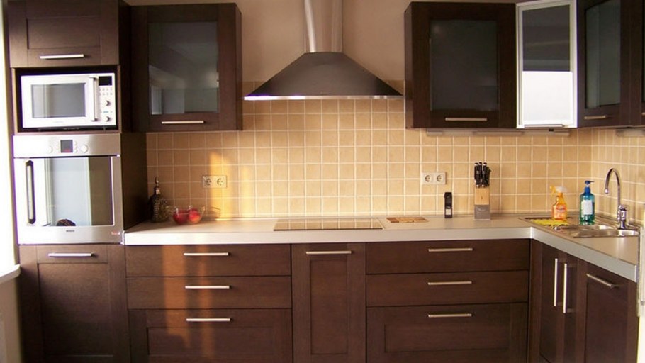 Коричневая кухня с черной техникой