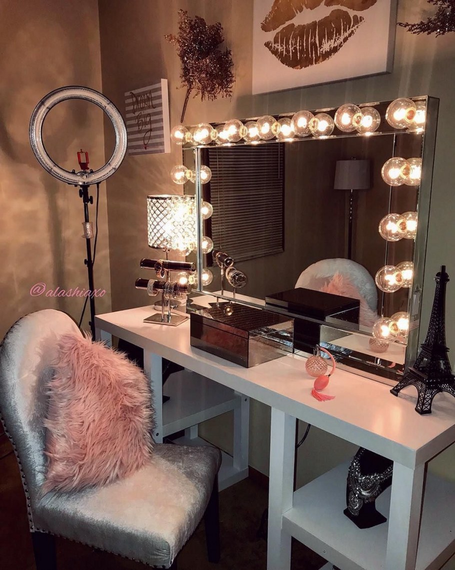 Девушка у зеркала