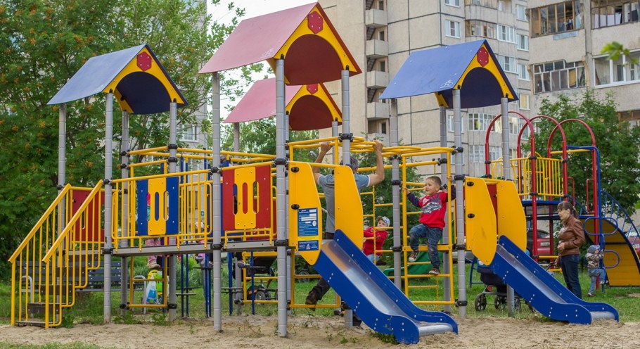 Детская площадка во дворе