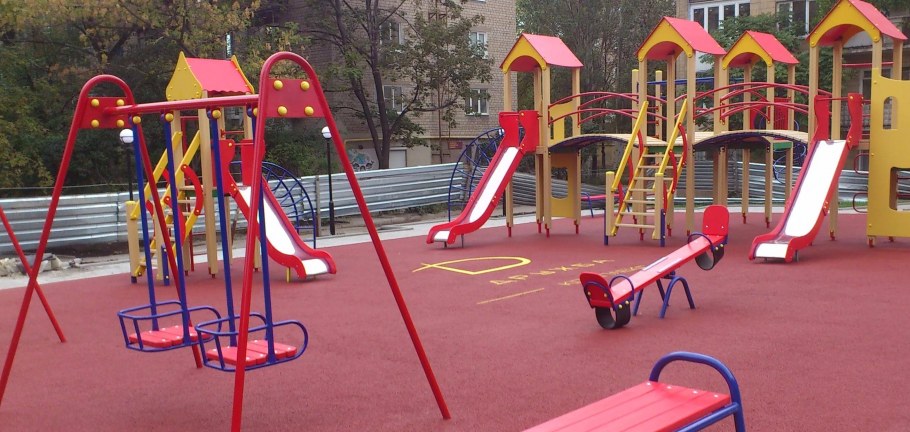 Детская игровая площадка во дворе