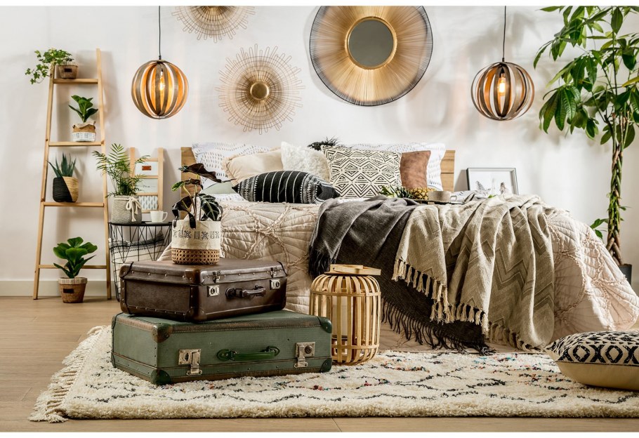 Красный интерьер бохо