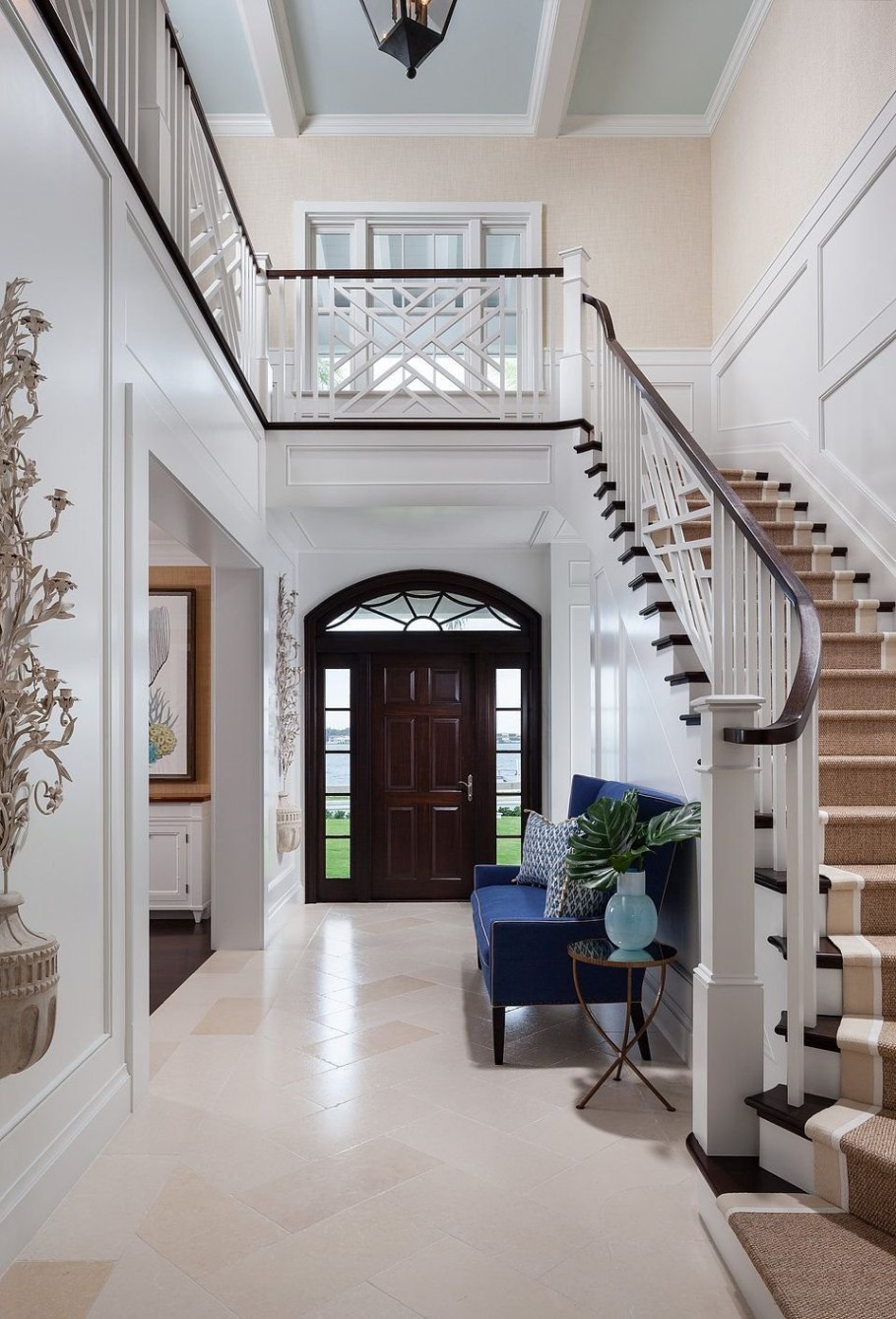 Интерьер холла с лестницей