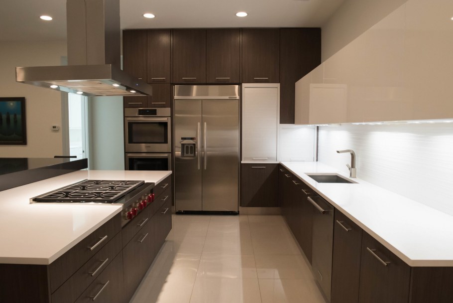 Кухня в коричневых тонах с островом