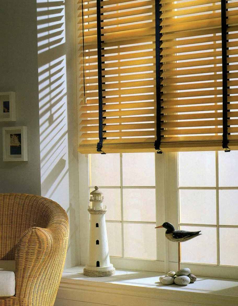 Деревянные жалюзи с декоративной лентой