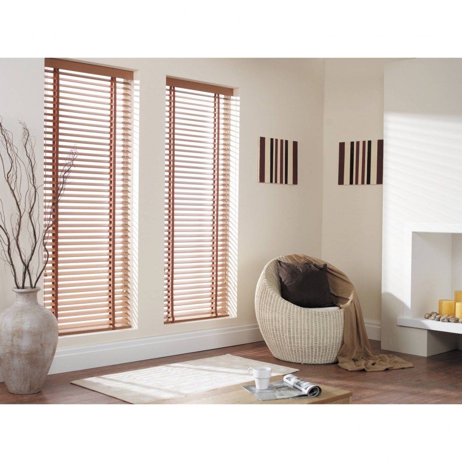 Черные горизонтальные жалюзи в интерьере Прованс