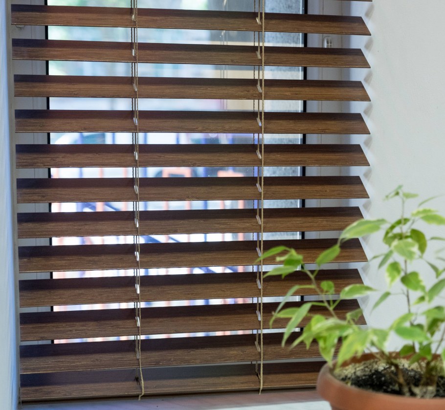 Деревянные горизонтальные жалюзи на стену