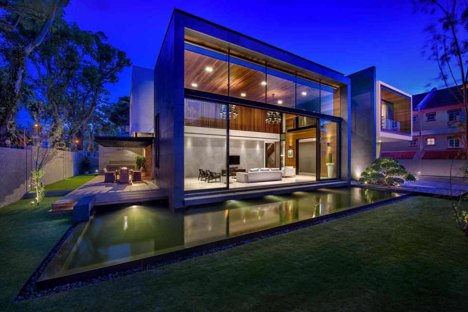 Двухэтажный особняк с бассейном