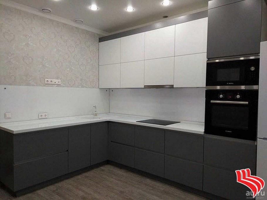 Угловая кухня серо белая матовая