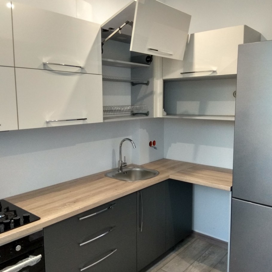 Кухонный гарнитур белый верх серый низ