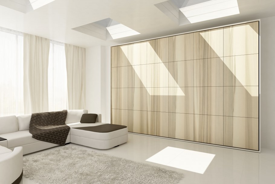 Шкаф-купе во всю стену в гостиной