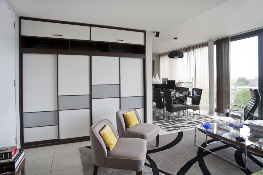 Встроенный шкаф в гостиной