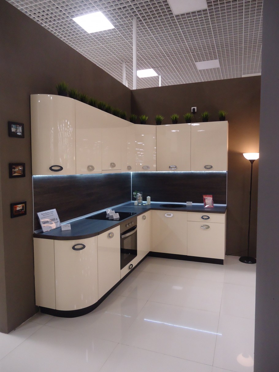 Кухни глянцевые угловые