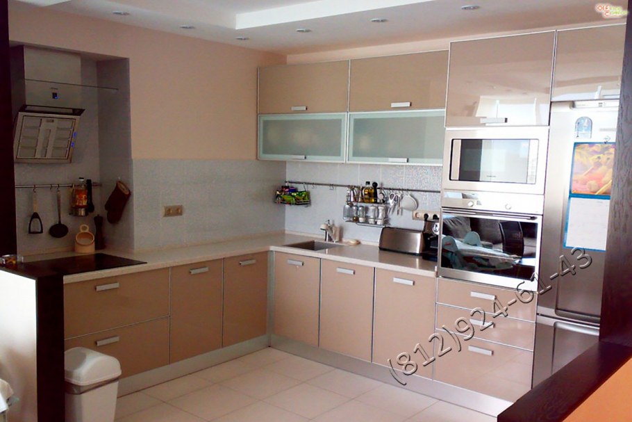 Встроенная кухня бежевая