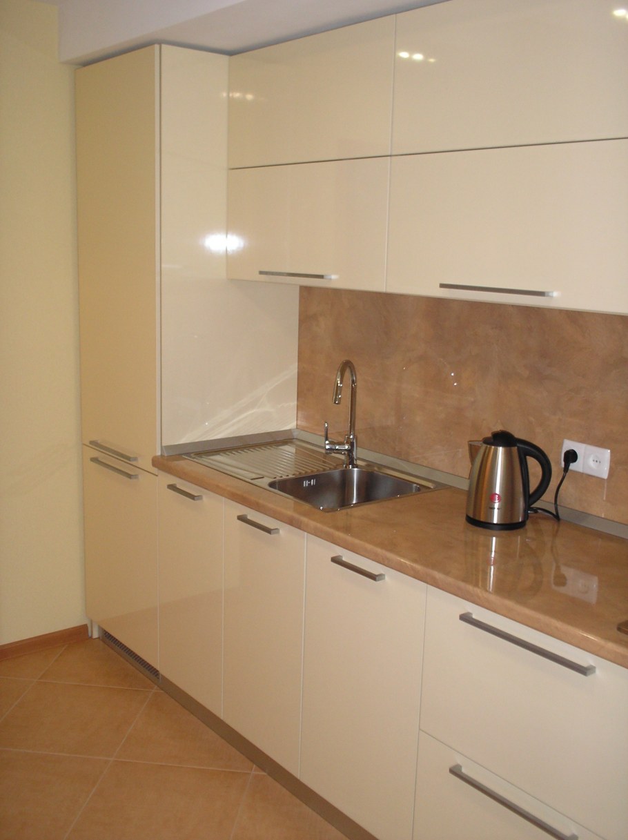 Кухня бежевый глянец