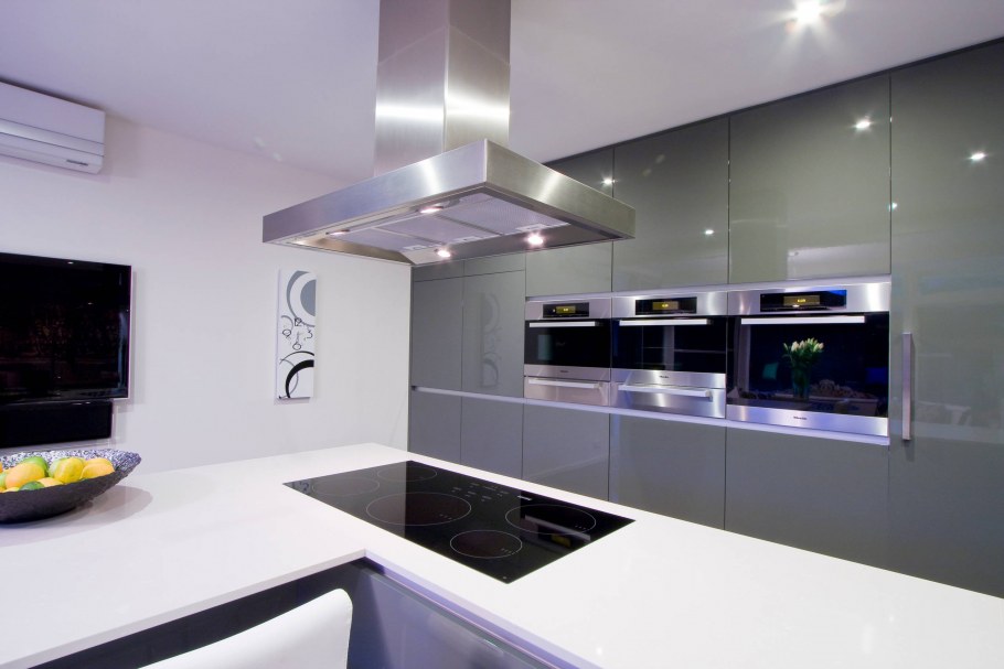 Белая кухня со встроенной техникой