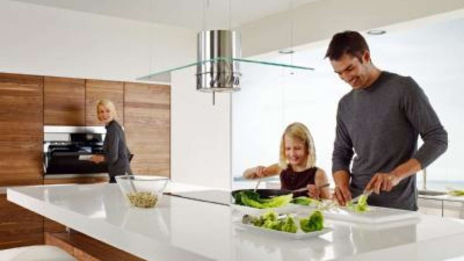 Интерьер кухни с людьми