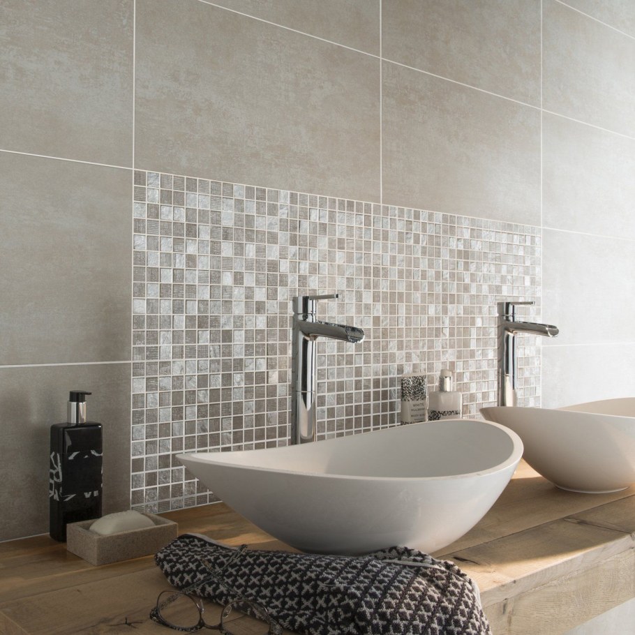 Серая ванна с мозаикой