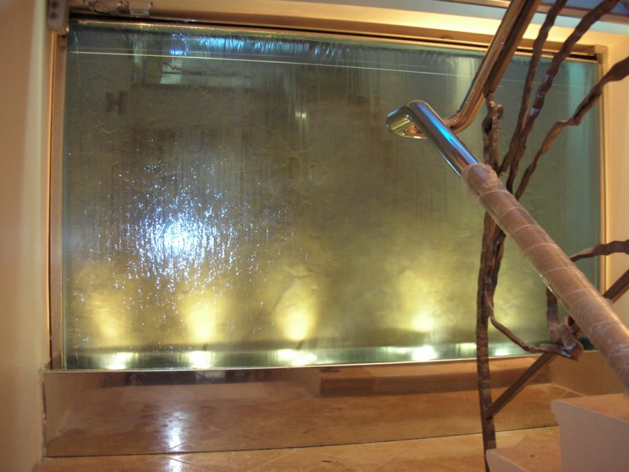 Водопады по стеклу комнатные