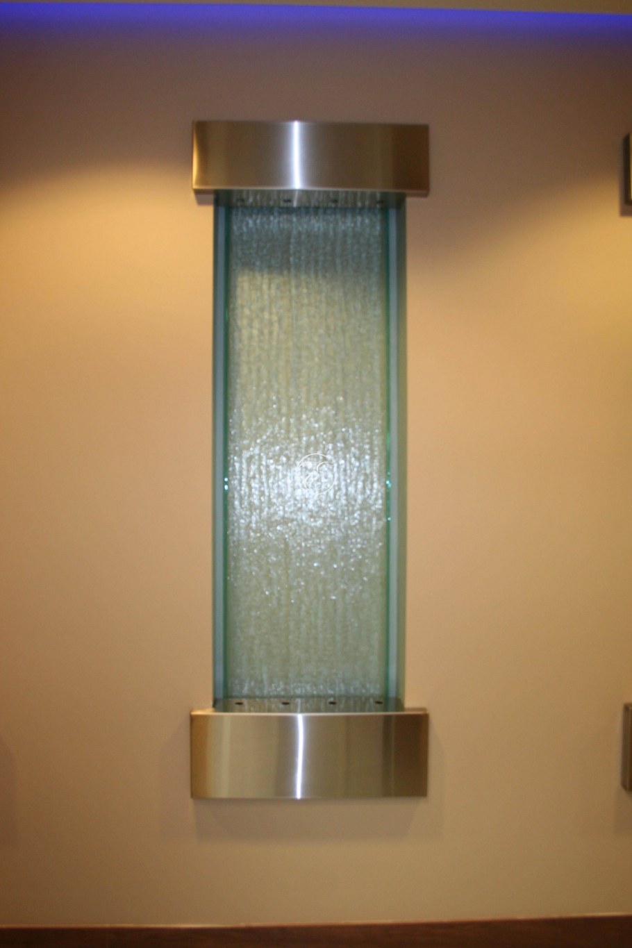 Настенный водопад