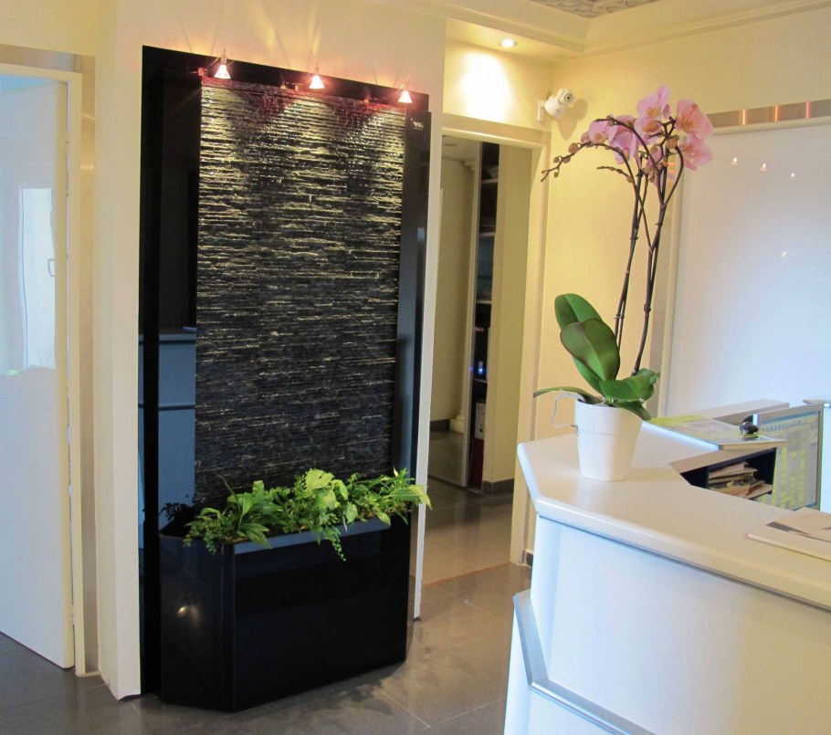 Настенный водопад