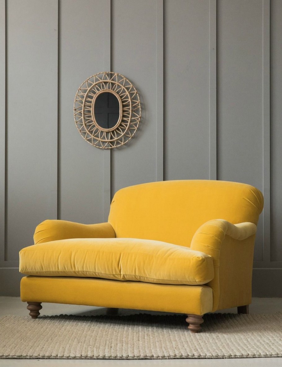 Кресло горчичного цвета в интерьере