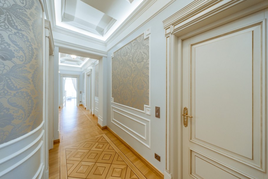 Лепнина в коридоре на стене