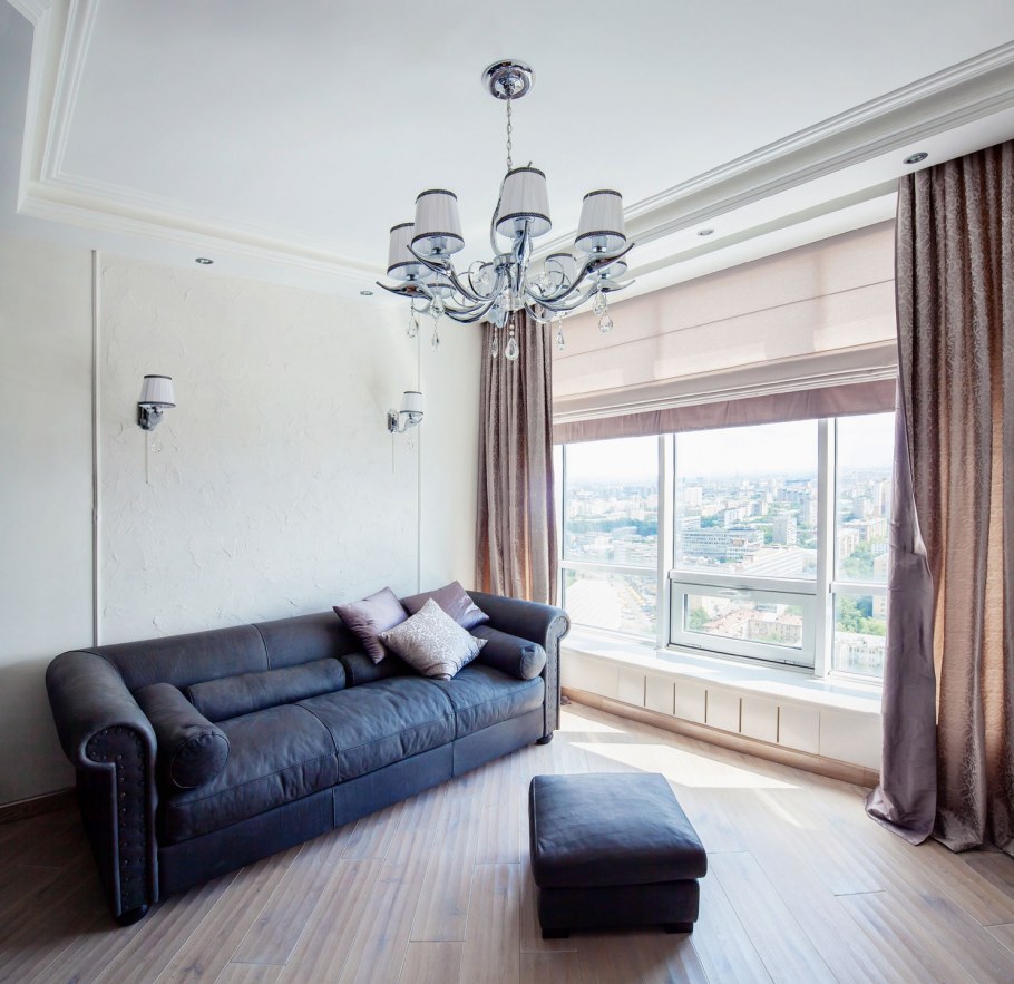 Римская штора в интерьере гостиной