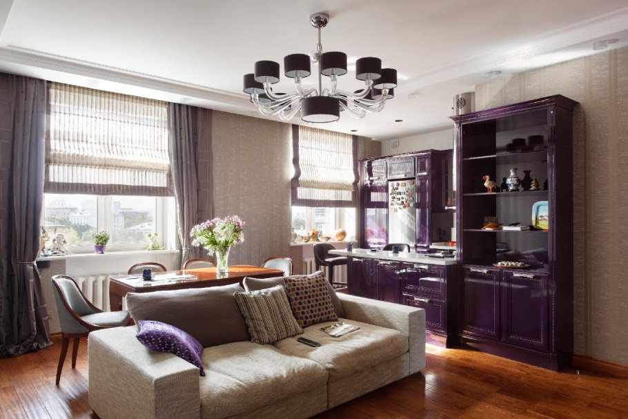 Диван в эркере гостиной