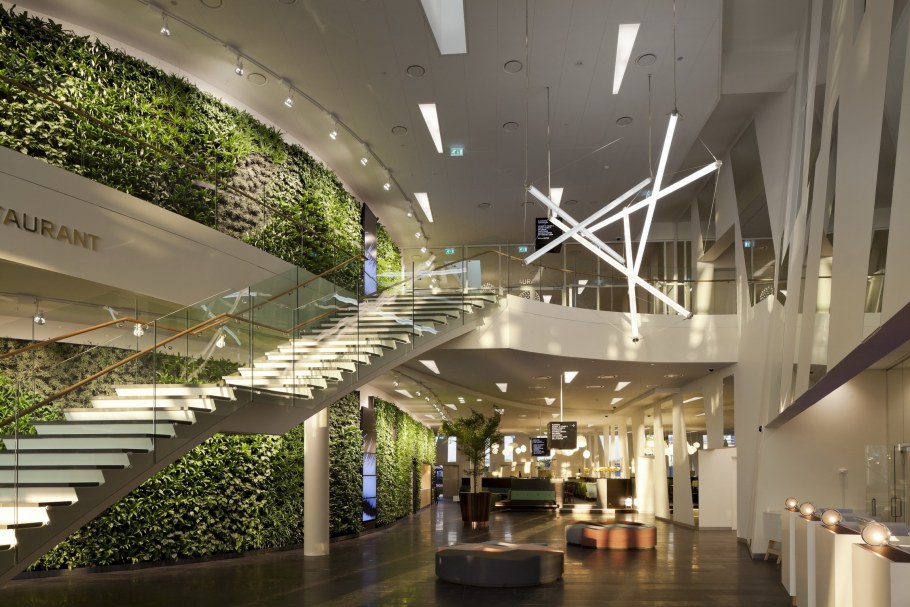 Интерьер холла в административном здании