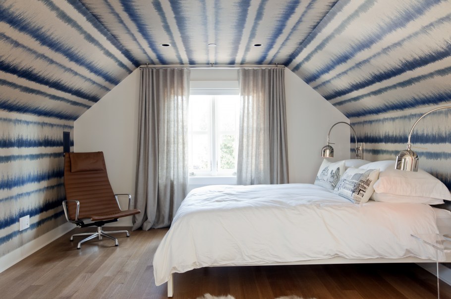 Отделка спальной комнаты с неровным потолком