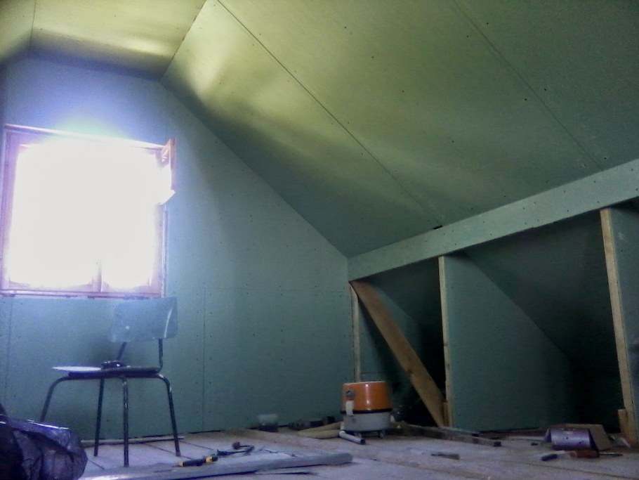 Комната с ломаной крышей